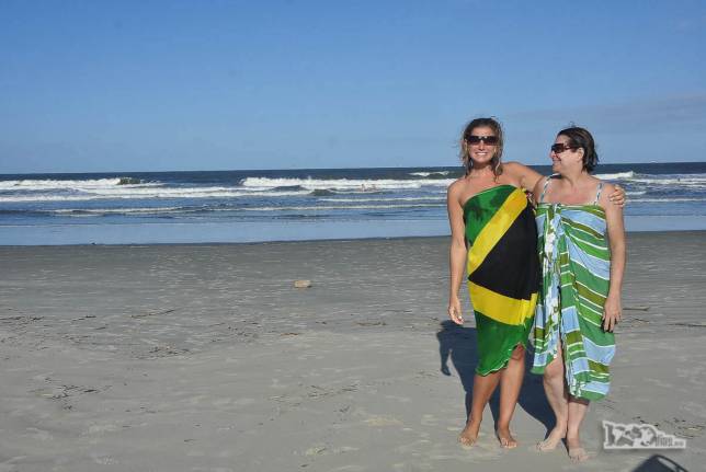 A mãe orgulhosa e a filha feliz na Ilha do Mel, no litoral do Paraná